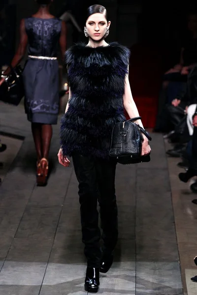 Look 16